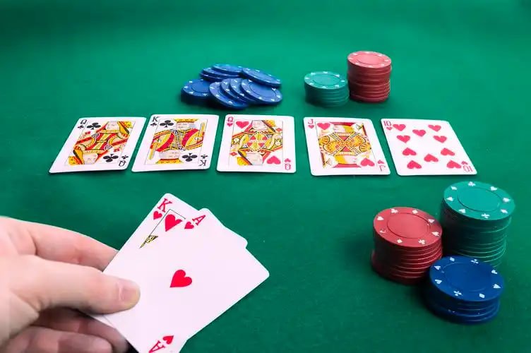 Dealer membagikan kartu dalam permainan Speed Blackjack live